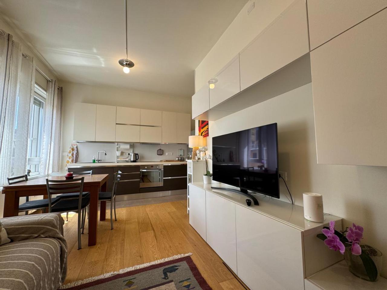 15, Con Posto Auto Apartment Genoa